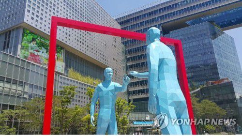 서울 상암동 MBC 사옥 부근의 ‘미러맨’ 동상[그리팅맨친구들 제공]