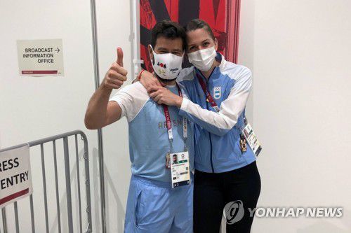 올림픽서 결혼을 약속한 아르헨티나 펜싱선수(오른쪽)와 코치 [로이터=연합뉴스]
