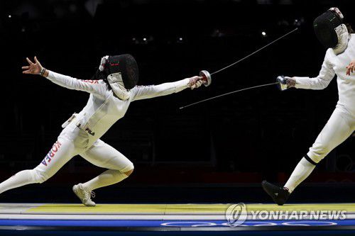 중국 쉬안치에게 돌진하는 송세라[로이터=연합뉴스]