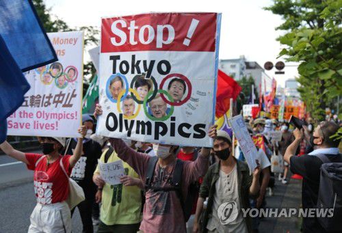 [올림픽] '도쿄올림픽 개최 반대'(도쿄=연합뉴스) 이세원 특파원 = 도쿄올림픽 개막식이 열리는 23일 오후 일본 도쿄 시부야구에서 올림픽에 반대하는 시민들이 시위하고 있다.