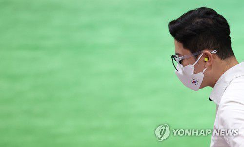 [올림픽] '침착하게'24일 일본 도쿄 아사카 사격장에서 열린 남자 10m 공기권총 예선에서 진종오가 숨을 고르고 있다. 진종오는 이날 576점(평균 9.600점)으로 15위에 그쳤다. [연합뉴스 자료사진]