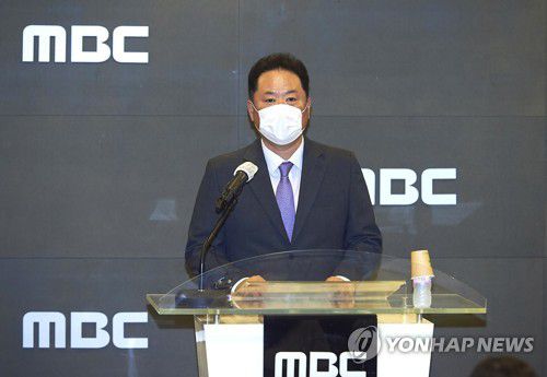올림픽 방송사고 사과하는 박성제 MBC 사장(서울=연합뉴스) 박성제 MBC 사장이 26일 오후 서울 마포구 상암동 MBC에서 열린 기자회견에서 개회식과 남자 축구 중계 등에서 벌어진 그래픽과 자막 사고 등에 대해 대국민 사과를 하고 있다. 2021.7.26 [MBC 제공. 재판매 및 DB 금지] photo@yna.co.kr