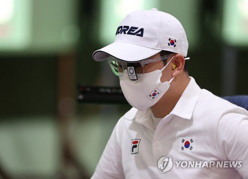 [올림픽] 숨 고르는 진종오(도쿄=연합뉴스) 류영석 기자 = 올림픽 사격 대표팀 추가은이 27일 일본 도쿄 아사카 사격장에서 열린 2020 도쿄올림픽 10ｍ 공기권총 혼성 단체전에서 사격 중 숨을 고르고 있다. 2021.7.27 ondol@yna.co.kr