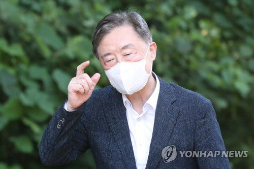 안경 벗은 최재형(연천=연합뉴스) 임병식 기자 = 국민의힘 대권주자 최재형 전 감사원장이 한국전쟁 정전협정기념일인 27일 경기도 연천군 유엔군 화장장 시설을 방문해 묵념을 위해 이동하고 있다. 2021.7.27 andphotodo@yna.co.kr