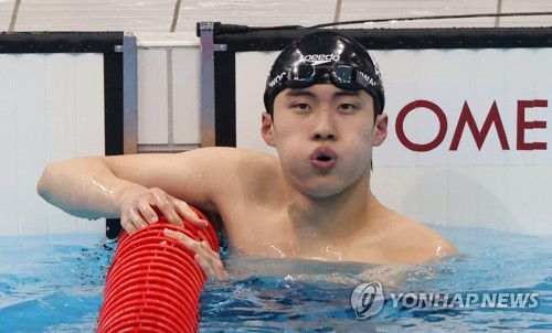 [올림픽] 황선우, 200m 자유형 결승서 7위(도쿄=연합뉴스) 김인철 기자 = 27일 일본 도쿄 아쿠아틱스센터에서 열린 도쿄 올림픽 수영 남자 자유형 200m 결승전에서 황선우가 기록을 확인한 후 아쉬워하고 있다.     황선우는 1분45초26의 기록으로 8명 중 7위를 기록했다. 2021.7.27 yatoya@yna.co.kr