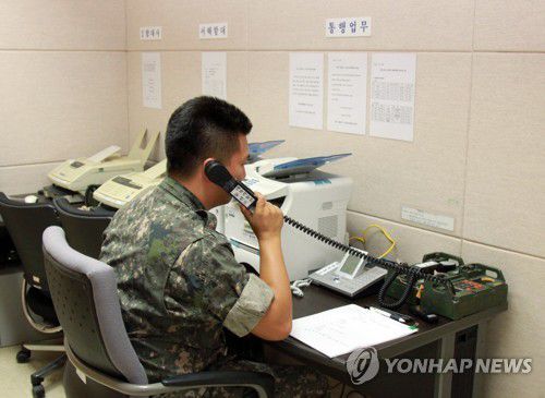 남북 군통신선 복구…서해지구 군통신선 오전 10시 개통(서울=연합뉴스) 남북군사당국이 작년 6월 9일 이후 단절된 군통신선을 복구해 기능을 정상화했다고 국방부가 27일 밝혔다.      서해지구 군통신선은 이날 오전 10시에 개통돼 시험통화 등을 통해 운용에 이상이 없음을 확인했다.      사진은 2013년 9월 6일 군 관계자가 서해지구 군 통신선을 활용해 시험통화를 하는 모습. 2021.7.27 [연합뉴스 자료사진. 재판매 및 DB 금지]      photo@ya.co.kr