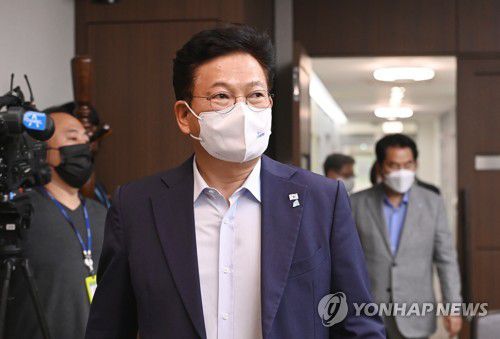 신성이엔지 방문한 송영길 대표(용인=연합뉴스) 홍기원 기자 = 더불어민주당 송영길 대표가 탄소중립 선도기업 현장방문으로 27일 오후 경기도 용인시 신성이엔지 용인사업장을 방문해 회의실로 들어서고 있다. 2021.7.27 xanadu@yna.co.kr