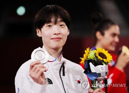 [올림픽] 이다빈, 도쿄올림픽 태권도 은메달(지바=연합뉴스) 김인철 기자 = 한국 태권도 이다빈이 27일 일본 마쿠하리 메세홀에서 도쿄올림픽 여자 67㎏ 초과급 시상식에서 은메달을 목에 걸고 기념촬영을 하고 있다. 2021.7.27 yatoya@yna.co.kr