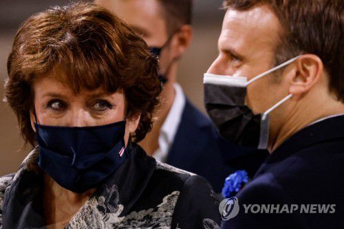 프랑스의 로즐린 바슐로 문화부 장관과 에마뉘엘 마크롱 대통령(오른쪽) [EPA=연합뉴스 자료사진]