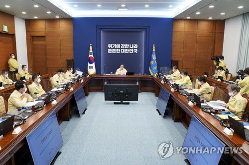 민생경제장관회의 주재하는 문재인 대통령(서울=연합뉴스) 문재인 대통령이 29일 청와대에서 열린 민생경제장관회의에서 발언하고 있다. [청와대 제공. 재판매 및 DB금지] jjaeck9@yna.co.kr