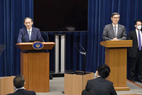 (도쿄 교도=연합뉴스) 스가 요시히데 일본 총리(왼쪽)가 30일 코로나19 대책본부 회의를 마친 뒤 기자회견을 하고 있다. 오른쪽은 전문가 분과회를 이끄는 오미 시게루 회장.