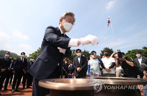 2·28민주운동기념탑 찾은 이재명(대구=연합뉴스) 김현태 기자 = 더불어민주당 대권주자인 이재명 경기지사가 30일 오전 대구 2·28민주운동기념탑에서 참배하고 있다. 2021.7.30 mtkht@yna.co.kr