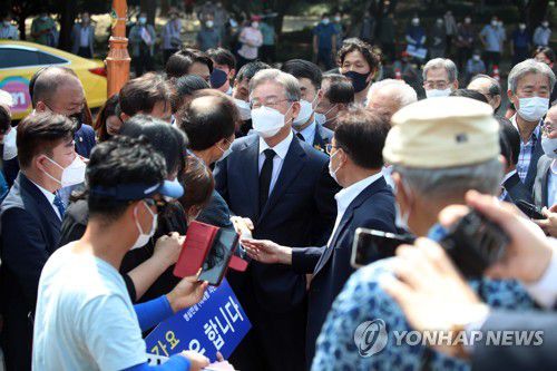이재명과 인사하는 지지자들(대구=연합뉴스) 김현태 기자 = 더불어민주당 대권주자인 이재명 경기지사가 30일 오전 대구 2·28민주운동기념탑을 방문해 참배하기에 앞서 지지자들과 인사하고 있다. 2021.7.30 mtkht@yna.co.kr