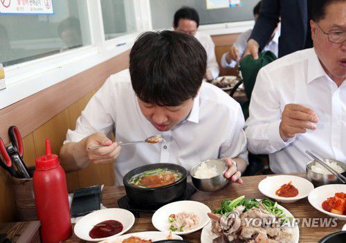 이준석 대표, 순천 전통시장서 국밥 한 그릇(순천=연합뉴스) 천정인 기자 = 국민의힘 이준석 대표가 30일 오전 전남 순천시 전통시장인 순천웃장의 한 국밥집에서 식사를 하고 있다. 2021.7.30 iny@yna.co.kr