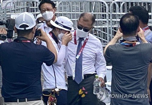 [올림픽] 강채영 위로하는 정의선(도쿄=연합뉴스) 정빛나 기자 = 정의선 현대차 그룹 회장이 30일 일본 유메노시마 공원 양궁장에서 8강에서 탈락한 강채영이 인터뷰 후 울음을 터트리자 위로하고 있다.   2021.7.30 shine@yna.co.kr