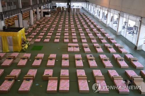 코로나19 경증 환자 임시 수용을 위한 야전병원으로 개조된 돈므앙 공항 창고[AP=연합뉴스]