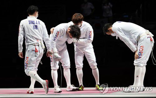 [올림픽] 남자 에페 단체 첫 동메달(지바=연합뉴스) 김인철 기자 = 한국 펜싱 남자 에페 대표팀 선수들이 30일 일본 마쿠하리메세 홀에서 열린 도쿄올림픽 펜싱 남자 에페 단체 동메달 결정전에서 중국을 꺾은 뒤 기뻐하고 있다. 2021.7.30 yatoya@yna.co.kr