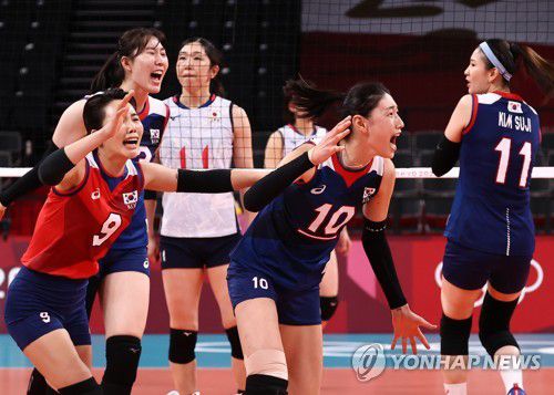 [올림픽] ‘포효하는 김연경’(도쿄=연합뉴스) 윤동진 기자 = 31일 일본 아리아케 아레나에서 열린 도쿄올림픽 여자 배구 A조 조별리그 한국과 일본의 경기. 세트스코어 3대 2로 대한민국의 승리로 경기가 끝난 후 김연경이 포효하고 있다. 2021.7.31 mon@yna.co.kr