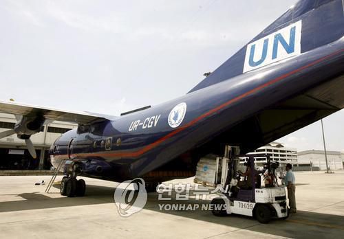 2008년 사이클론 나르기스로 피해를 당한 미얀마 지원을 위한 유엔 항공기에 구호물품을 싣는 모습.  [EPA=연합뉴스 자료사진]