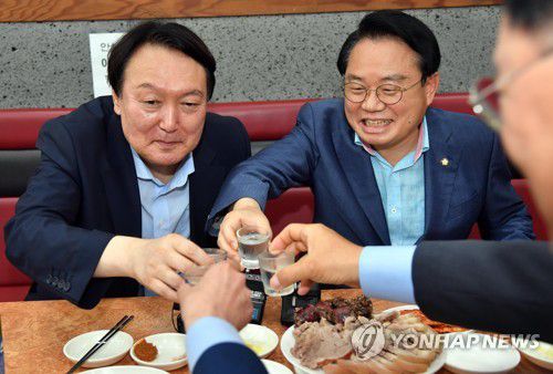 윤석열 부산 국밥집 오찬윤석열 전 검찰총장이 지난달 27일 낮 부산 서구에 있는 한 국밥집에서 국민의힘 부산 국회의원들과 식사하면서 소주잔을 부딪치고 있다. [연합뉴스 자료사진]