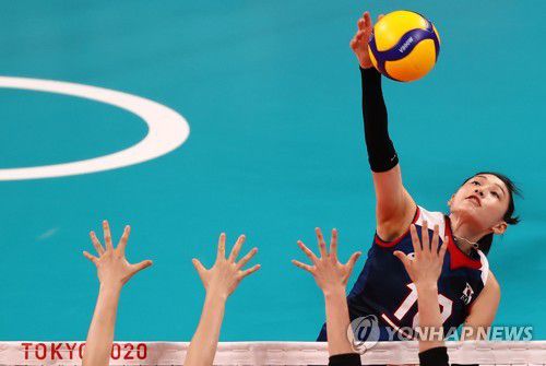 [올림픽] 김연경 ‘차원이 다른 높이’(도쿄=연합뉴스) 윤동진 기자 = 31일 일본 아리아케 아레나에서 열린 도쿄올림픽 여자 배구 A조 조별리그 한국과 일본의 경기. 한국 김연경이 공격하고 있다. 2021.8.1 mon@yna.co.kr