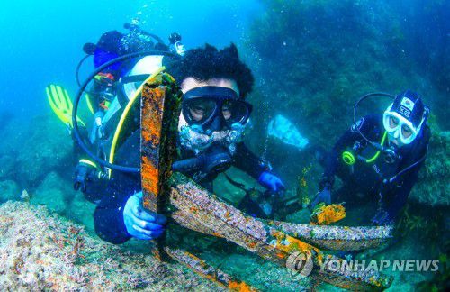 바닷속 해양쓰레기 줍는 원희룡 지사(서귀포=연합뉴스) 원희룡 제주지사가 1일 오전 서귀포시 보목항 일대 해양보호구역에서 다이빙클럽 볼레낭개 다이버들과 수중 플로깅 활동을 하고 있다. 수중 플로깅은 수중에서 해양쓰레기를 줍는 활동이다. 2021.8.1 [제주도 제공. 재판매 및 DB 금지] dragon.me@yna.co.kr