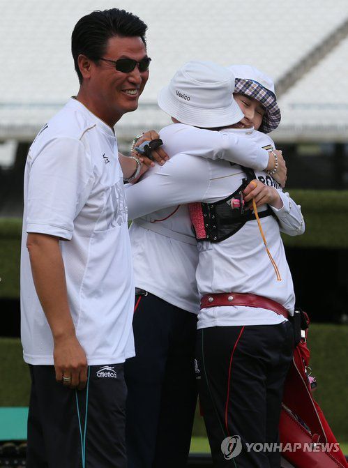 2012 런던올림픽 당시 이웅 전 감독. 양궁 여자 개인전 결승 이후 포옹하는 기보배와 멕시코 선수 옆에서 흐뭇해하고 있다. [연합뉴스 자료사진]