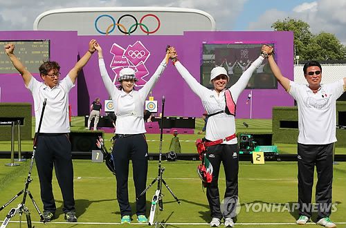 2012 런던올림픽 당시 이웅 전 감독(오른쪽) [연합뉴스 자료사진]