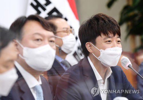 입당 환영하는 국민의힘 이준석 당 대표(서울=연합뉴스) 안정원 기자 = 국민의힘 이준석 당 대표(오른쪽)가 2일 오전 서울 여의도 국회를 찾은 윤석열 대선 예비후보의 입당을 환영하며 인사말을 하고 있다. 2021.8.2 jeong@yna.co.kr