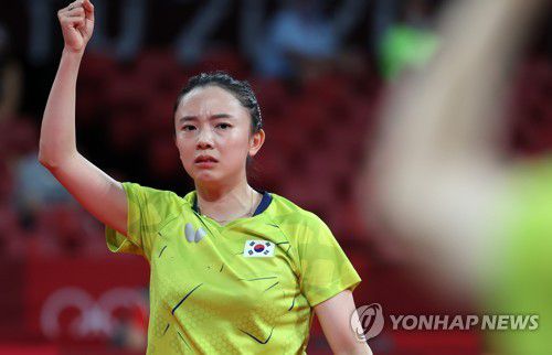 [올림픽] 8강 가자(도쿄=연합뉴스) 손형주 기자 = 2일 일본 도쿄체육관에서 열린 여자탁구 단체 16강 폴란드와의 단식 첫 경기. 전지희가 리첸을 상대로 득점에 성공한 후 환호하고 있다. 2021.8.2 handbrother@yna.co.kr