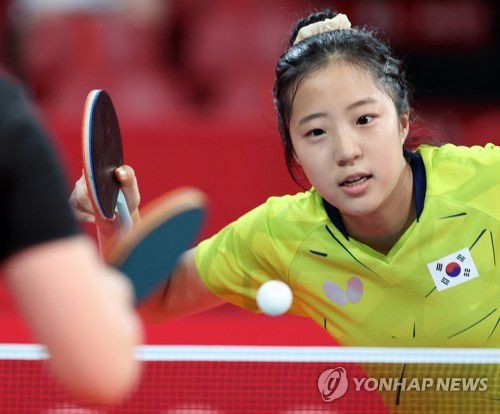 [올림픽] 신유빈 집중(도쿄=연합뉴스) 손형주 기자 = 2일 일본 도쿄체육관에서 열린 여자탁구 단체 16강 폴란드와의 단식 두번째 경기. 한국 신유빈이 바요르와 대결을 펼치고 있다. 2021.8.2 handbrother@yna.co.kr