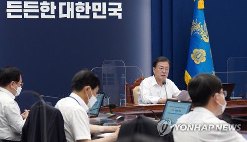 발언하는 문재인 대통령(서울=연합뉴스) 문재인 대통령이 2일 청와대에서 열린 수석ㆍ보좌관 회의에서 발언하고 있다. 2021.8.2 [청와대 제공. 재판매 및 DB금지] jjaeck9@yna.co.kr