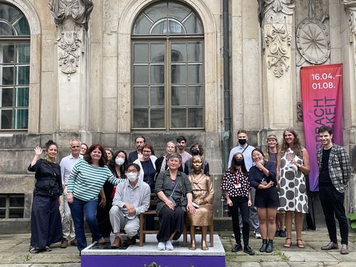 독일 공공박물관서 열린 관객과의 대화 후 폐막식에서 참가자들이 평화의 소녀상에서 부부 조각가 김서경·김운성 작가와 기념촬영을 하고 있다. [드레스덴=이율 특파원 촬영]