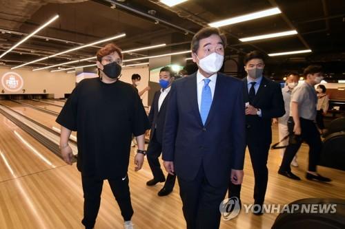 실내체육시설 지원 간담회 앞서 볼링장 둘러보는 이낙연 후보(서울=연합뉴스) 하사헌 기자 = 더불어민주당 이낙연 대선경선 후보가 2일 오전 서울 영등포구 국회대로 퍼스트 비앤피 볼링장에서 실내체육시설 지원 방안 간담회를 갖기에 앞서 볼링장 내부시설을 돌아보고 있다. 2021.8.2 toadboy@yna.co.kr