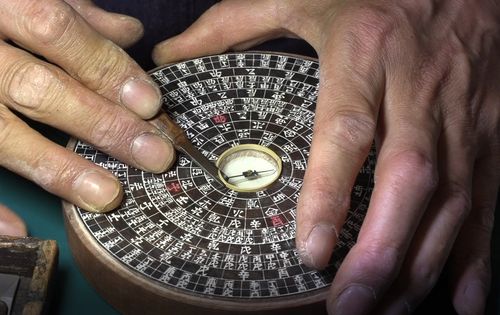 윤도에 자침 얹기[문화재청 제공. 재판매 및 DB 금지]