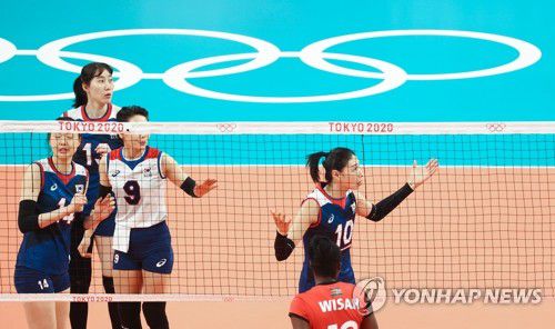 [올림픽] 항의하는 김연경(도쿄=연합뉴스) 신준희 기자 = 김연경(10)이 27일 아리아케 아레나에서 열린 도쿄올림픽 여자배구 예선전 한국-케냐 경기에서 심판에게 항의하고 있다.  2021.7.27 hama@yna.co.kr