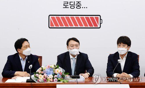 인사말 하는 윤석열 대선 예비후보(서울=연합뉴스) 안정원 기자 = 최근 국민의힘에 입당한 윤석열 대선 예비후보가 2일 오전 서울 여의도 국회에서 이준석 당 대표와 김기현 원내대표 및 최고위원들을 예방, 인사말을 하고 있다. 2021.8.2 jeong@yna.co.kr