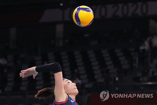 [올림픽] 김연경의 서브(도쿄=연합뉴스) 이지은 기자 = 4일 일본 아리아케 아레나에서 열린 도쿄올림픽 여자 배구 8강 한국과 터키의 경기. 한국 김연경이 서브를 넣고 있다. 2021.8.4 jieunlee@yna.co.kr