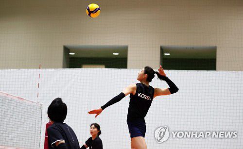 [올림픽] ‘김연경, 더 높은 곳을 향해’(도쿄=연합뉴스) 윤동진 기자 = 도쿄올림픽 여자배구 브라질과의 4강전을 하루 앞둔 5일 오후 일본 시오하마시민체육관에서 열린 대표팀 훈련에서 김연경이 공격하고 있다. 2021.8.5 mon@yna.co.kr