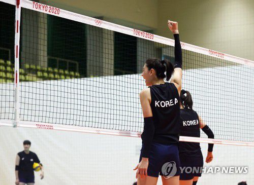 [올림픽] ‘김연경, 우리 할 수 있어’(도쿄=연합뉴스) 윤동진 기자 = 5일 오후 일본 시오하마시민체육관에서 열린 도쿄올림픽 대한민국 배구 국가대표팀 훈련에서 김연경이 손을 들어보이고 있다. 2021.8.5 mon@yna.co.kr