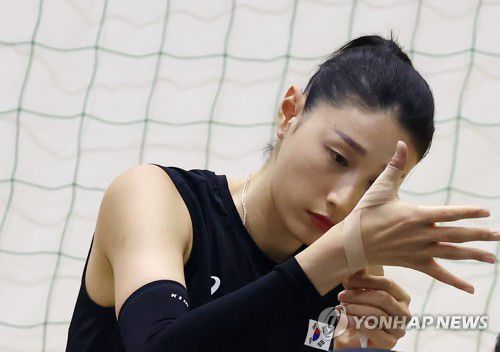 [올림픽] ‘김연경, 자 이제 시작이야’(도쿄=연합뉴스) 윤동진 기자 = 5일 오후 일본 시오하마시민체육관에서 열린 도쿄올림픽 대한민국 배구 국가대표팀 훈련에서 김연경이 테이핑을 하고 있다. 2021.8.5 mon@yna.co.kr