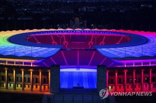 성 소수자와 연대의 의미로 무지갯빛 조명이 켜진 독일 베를린의 올림픽 경기장[dpa via AP=연합뉴스 자료사진]