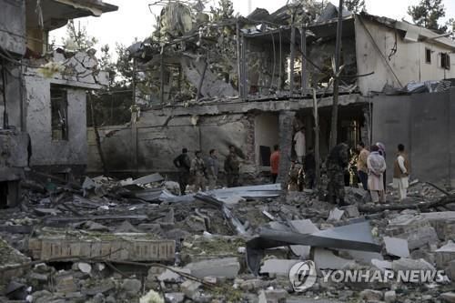 3일 자폭 테러 등이 발생한 아프간 수도 카불의 국방장관 공관을 살펴보는 치안 병력. [AP=연합뉴스]