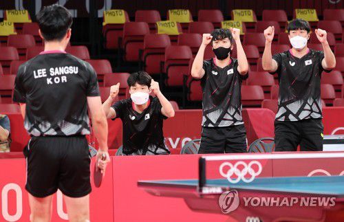 [올림픽] 이상수, '끝까지'(도쿄=연합뉴스) 한상균 기자 = 지난 4일 일본 도쿄체육관에서 열린 도쿄올림픽 남자 탁구 단체전 한국-중국 준결승.  한국이 단 한 세트도 가져오지 못하고 0-2로 뒤진 상황. 마룽과의 단식에 나선 이상수가 득점 후 환호하고 있다. 이상수는 2-3으로 패했다. 이상수 덕에 완봉패를 면했다. [연합뉴스 자료사진]