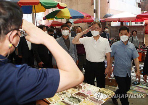 거수경례하는 최재형(칠곡=연합뉴스) 김현태 기자 = 국민의힘 대권 주자인 최재형 전 감사원장이 6일 경북 칠곡군 왜관시장을 찾아 상인들과 거수경례를 하고 있다. 2021.8.6 mtkht@yna.co.kr
