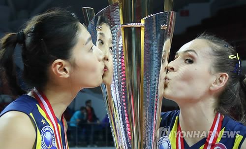 김연경과 터키 대표팀 에르뎀2017년 5월 2일 밤(현지시간) 이스탄불 부르한펠레크 볼레이볼살론에서 열린 터키 여자프로배구리그 챔피언결정전 3차전에서 갈라타사라이를 꺾고 우승한 페네르바흐체의 김연경이 동료 에다 에르뎀 뒨다르와 우승컵에 입 맞추고 있다. [연합뉴스 자료사진]