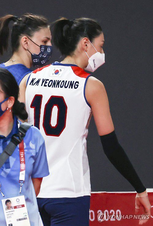 [올림픽] 경기장 나서는 김연경-보스코비치2일 일본 아리아케 아레나에서 열린 도쿄올림픽 여자 배구 A조 조별리그 한국과 세르비아의 경기. 세르비아의 승리로 경기가 끝난 후 김연경과 티아나 보스코비치가 대화하면서 경기장을 나서고 있다. 2021.8.2 mon@yna.co.kr [연합뉴스 자료사진]