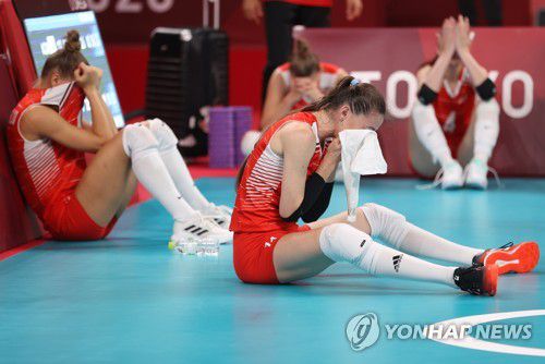 [올림픽] 아쉬워하는 터키대표팀 4일 일본 아리아케 아레나에서 열린 도쿄올림픽 여자 배구 8강 한국과 터키의 경기에서 한국에게 진 터키대표팀 선수들이 아쉬워하고 있다. 2021.8.4 jieunlee@yna.co.kr [연합뉴스 자료사진]
