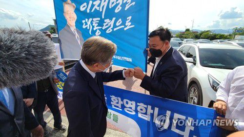 강원 지지자들과 인사하는 이재명(춘천=연합뉴스) 이재현 기자 = 더불어민주당 대권주자인 이재명 경기도지사가 7일 오후 춘천 스카이컨벤션에서 지지자들과 인사를 나누고 있다. 2021.8.7 jlee@yna.co.kr