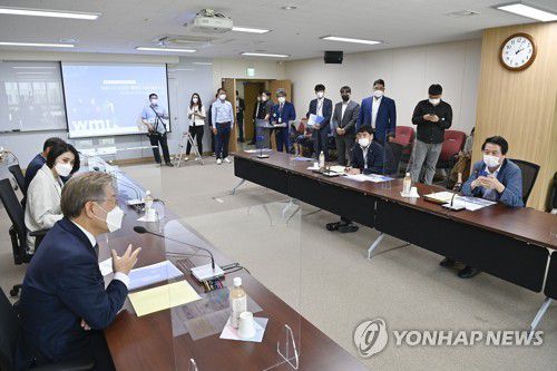 강원 원주 방문한 이재명(원주=연합뉴스) 더불어민주당 대권주자인 이재명 경기도지사(왼쪽)가 7일 원주의료기기테크노밸리를 방문해 원창묵 원주시장(오른쪽) 등 관계자와 대화하고 있다. 2021.8.7 [원주시 제공·재판매 및 DB 금지] kimyi@yna.co.kr